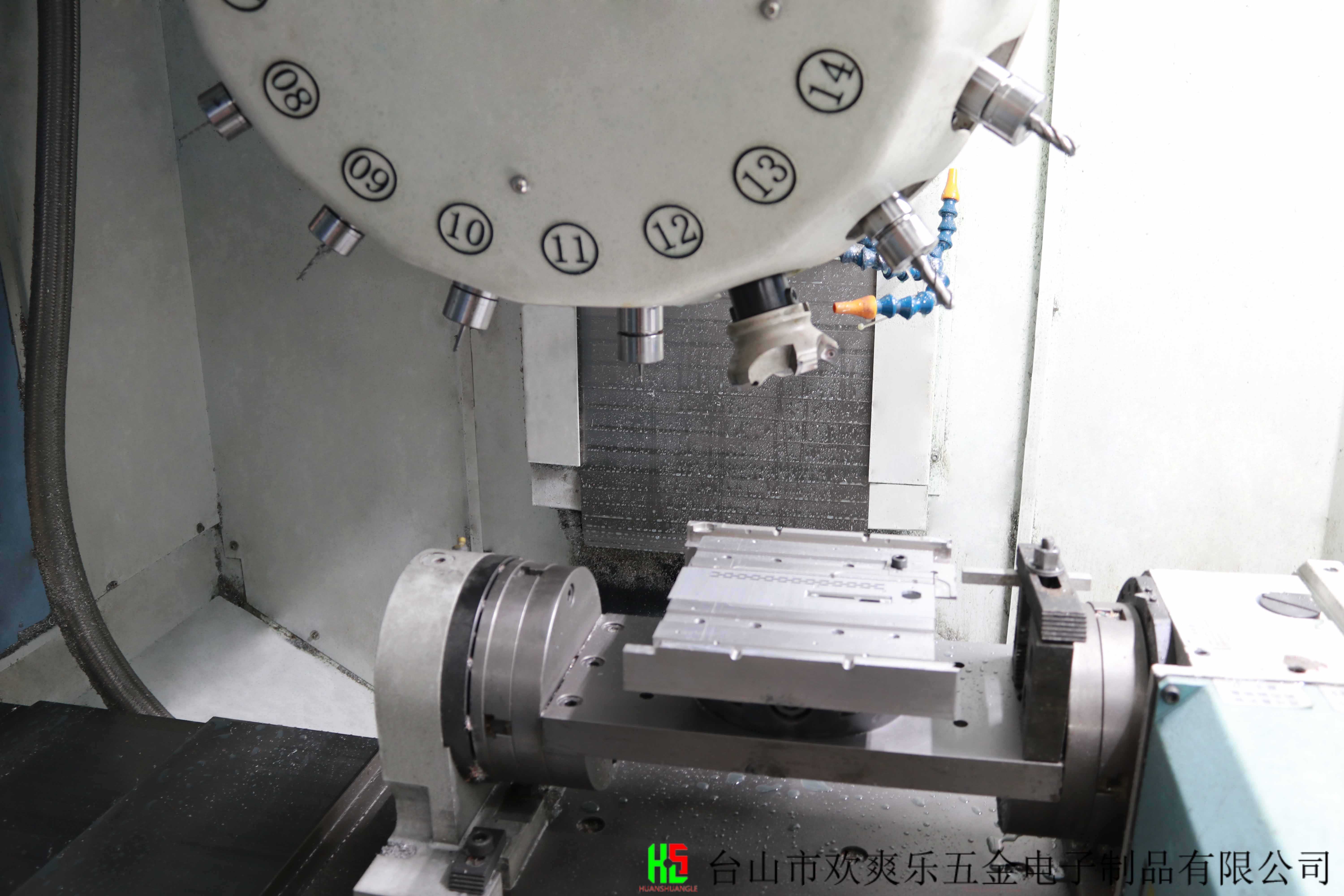 四轴联动加工现场 复杂零件自动化生产 欢爽乐五金设备