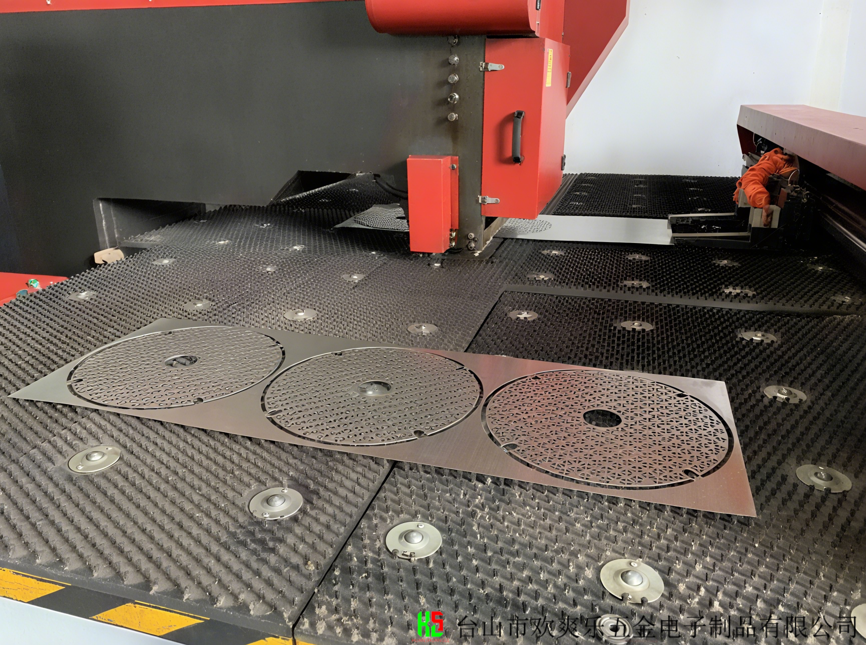 数控冲床加工现场 薄板自动化冲压 欢爽乐五金设备
